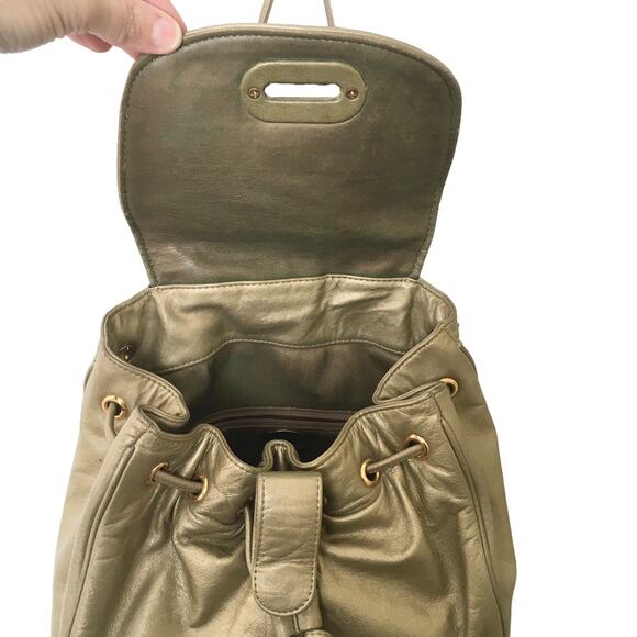 VTG ASPECTS Faux Leather Bucket Bag Backpack in Metallic Gold main image 5